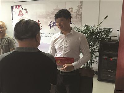 小伙发39℃高烧跳河救人 上岸后女友提分手